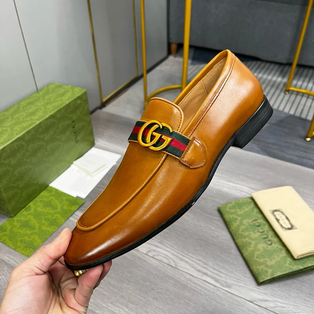 Factory price: 500💰-Gucci men’s formal leather shoes! Genuine molded horsebit, a classic must-have for your shoe cabinet! The feet are particularly delicate! This Gucci original version is a set last, and we are consistent with the counter! Therefore, it is more comfortable in terms of last shape and comfort! Take it to the counter and compare at will! Good shoes are more than just what they make! But grasp the essence from the inside out! Material: Imported first-layer cowhide! Genuine leather outsole imported from Italy, size: 39-44 (38/45 customized, non-refundable)